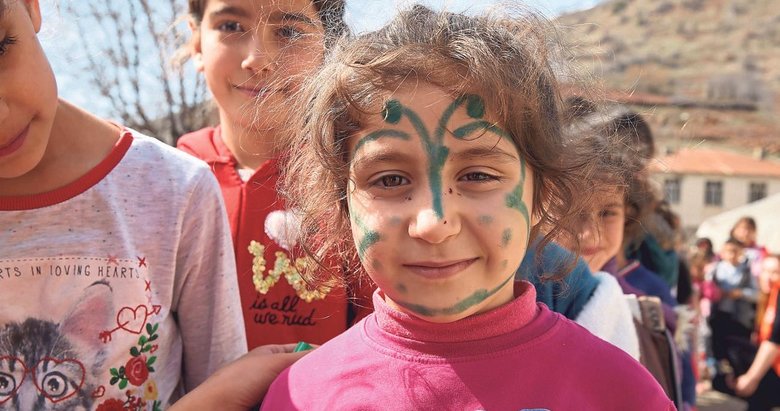 Çocukların yüzündeki bir gülücük için el ele