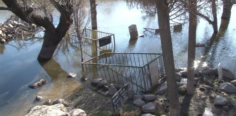 İzmir’de heyelanın vurduğu köy mezarlığı sular altında kaldı