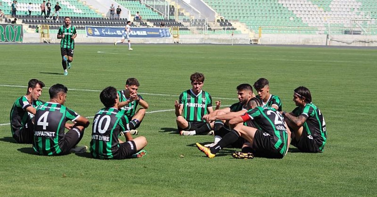Denizlispor- Uşakspor maçında ilginç anlar! Oyuncular maçtan sonra birden yere oturdu ve...
