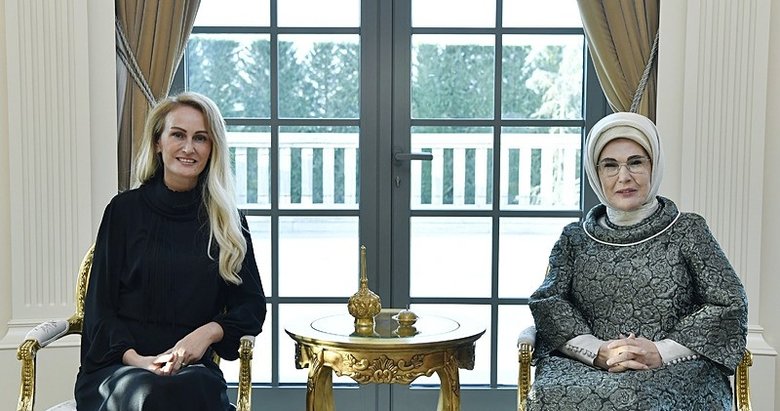 Emine Erdoğan, KKTC Cumhurbaşkanı’nın eşi Erhürman ile bir araya geldi