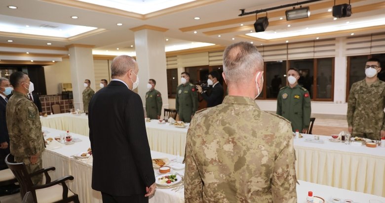 Başkan Erdoğan, askerlerle iftar yaptı