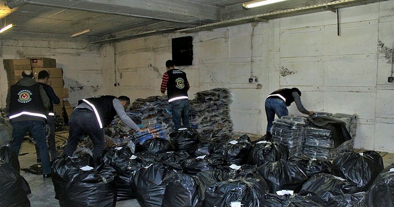 İzmir’de kaçak 24 bin çanta ve cüzdan ele geçirildi