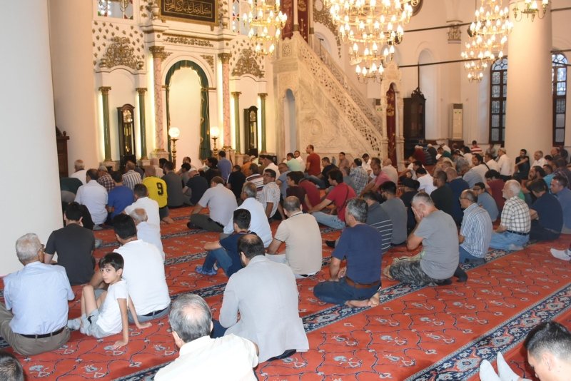 İzmirliler bayram namazı için camileri doldurdu