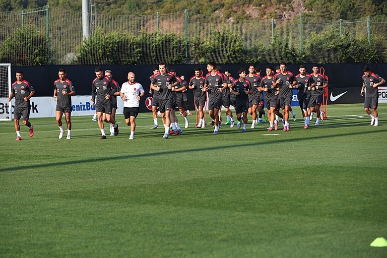 a-milli-futbol-takimi-gurcistan-maci-icin-antrenmana-cikti-1756893931134.jpg