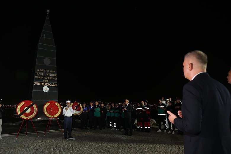 17 Ağustos Marmara depreminin 26.yılı! Hayatını kaybedenler dualarla anıldı