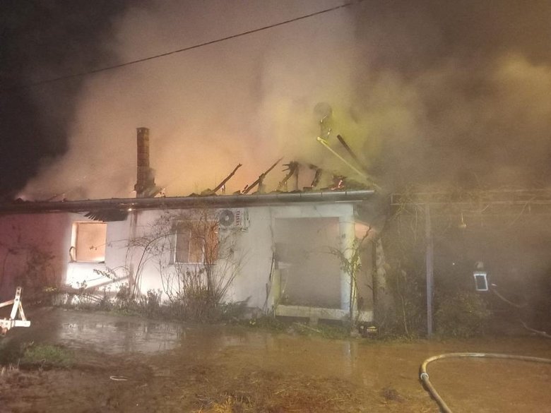 Manisa’da sobadan çıkan yangın evi küle çevirdi: Yaşlı kadın hastaneye kaldırıldı