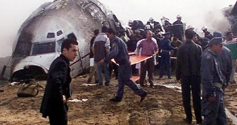 Cezayir’de askeri uçak düştü