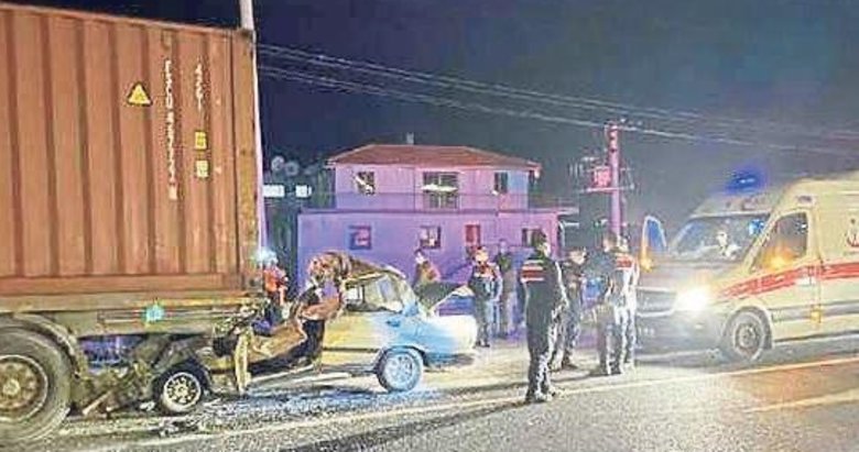 Otomobil TIR’a ok gibi saplandı: 1 ölü