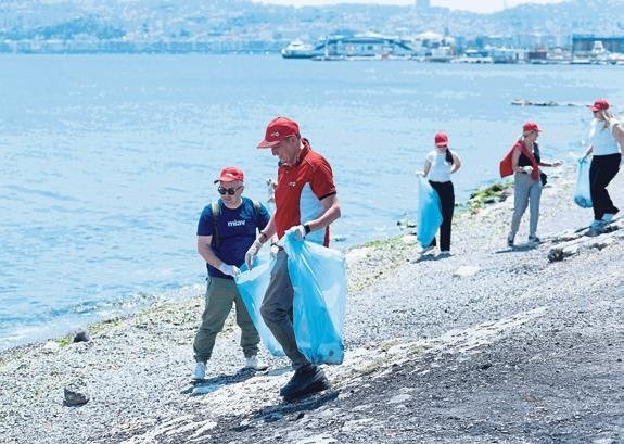 Sahiller için kolları sıvadılar! Voleybolculardan doğaya dokunuş