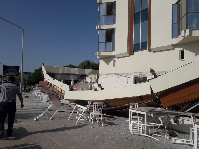 Çeşme’de bir otelin terası çöktü! Kimsenin olmaması faciayı önledi