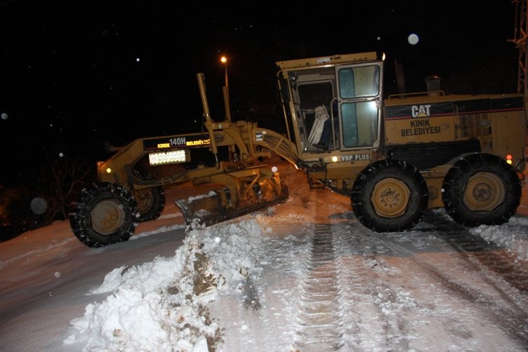 İzmir beyaza büründü! Öğrenci servisi yolda kaldı