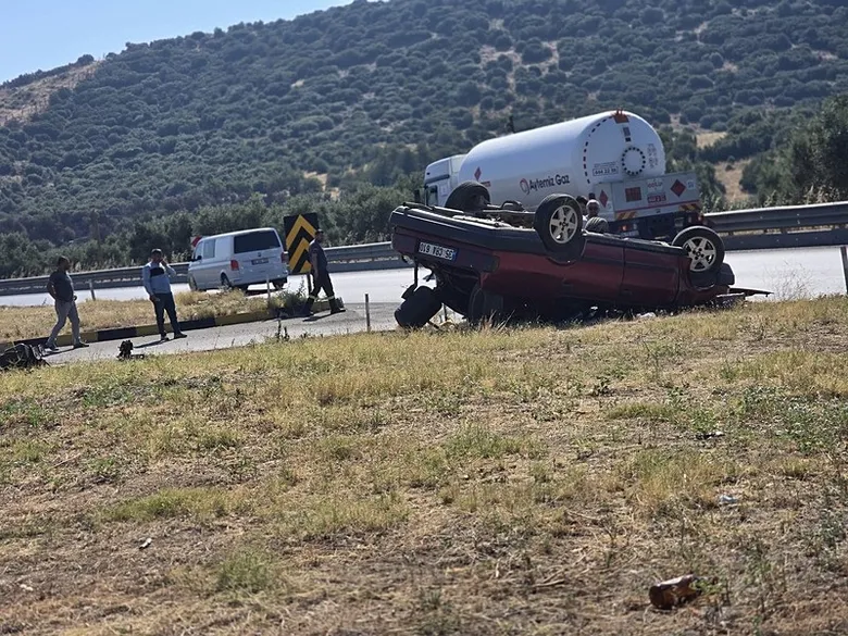 İzmir’de feci kaza! Kontrolden çıkan otomobil tepetaklak oldu