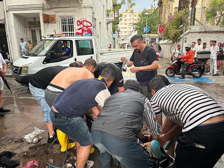İzmir’i sağanak vurdu! Ağaçlar devrildi; cadde ve sokaklar suyla doldu
