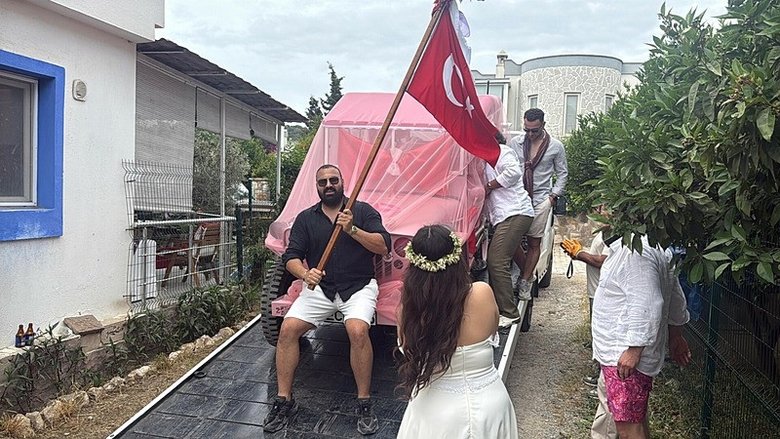 daha-once-boylesi-gorulmedi-muglada-ezber-bozan-ceyiz-teslimi-dunyada-sadece-2-tane-var-1779030838613.jpeg