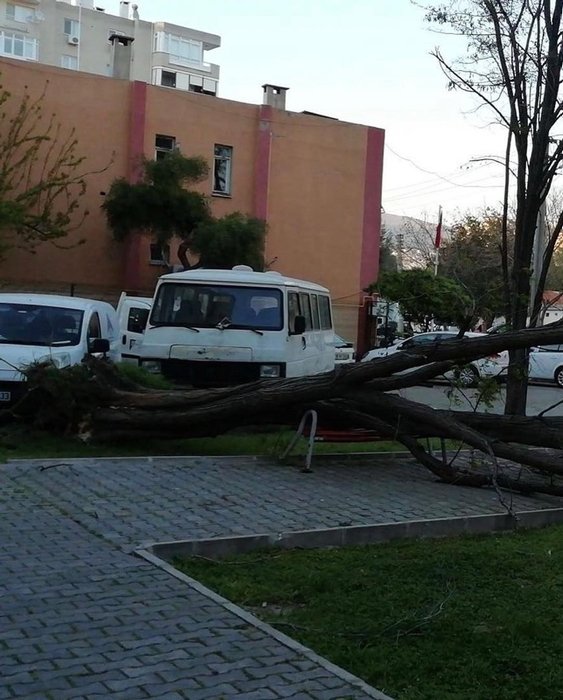 İzmir’de şiddetli rüzgar hayatı olumsuz etkiledi