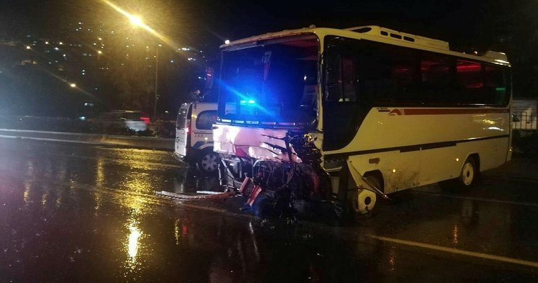 İzmir’de feci servis kazası! Karşı şeride geçti