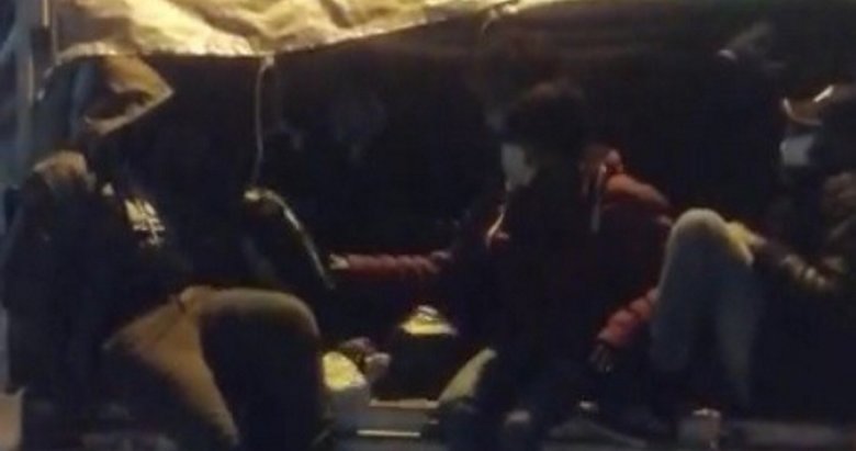 İzmir’de durdurulan araçtan 25 göçmen çıktı