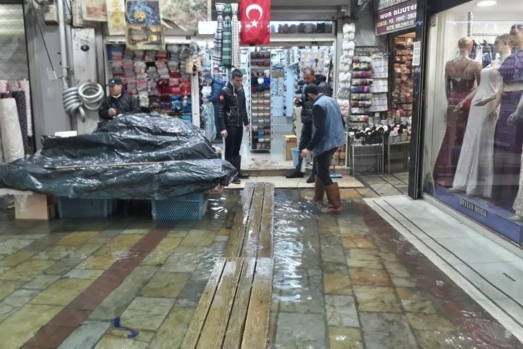 İzmir’de şiddetli yağmur; tarihi çarşıdaki iş yerlerini su bastı