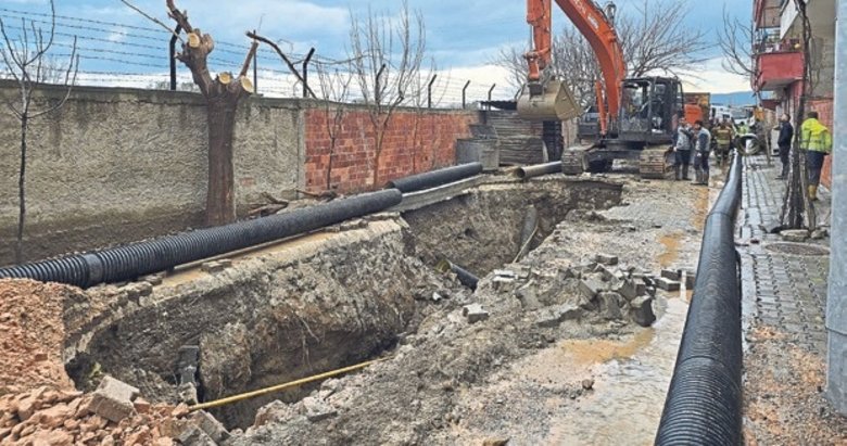 Manisa’da göçük altında kalan taşeron işçi yaralandı