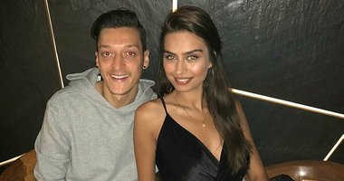 Mesut Özil ile evlenecek olan Amine Gülşe'nin gelinliği olay oldu