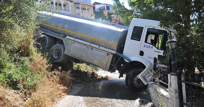 Kusadasi Nda Kontrolden Cikan Su Tankeri Yazlik Siteye Uctu