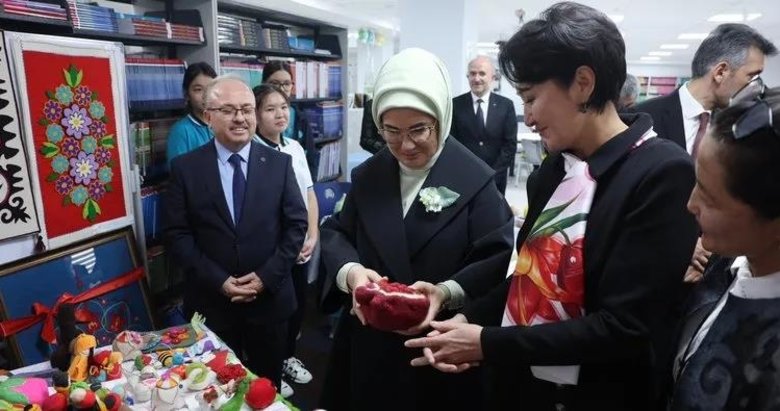 Emine Erdoğan ve Aygül Caparova, Kırgızistan’daki Türkiye Maarif Vakfı’nı ziyaret etti