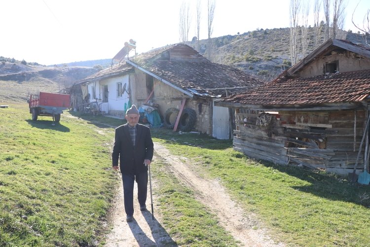 Terk edilmiş köyde tek başına yaşıyor!  54 yıl önceki depremin ardından zamanla boşalan köy ona emanet