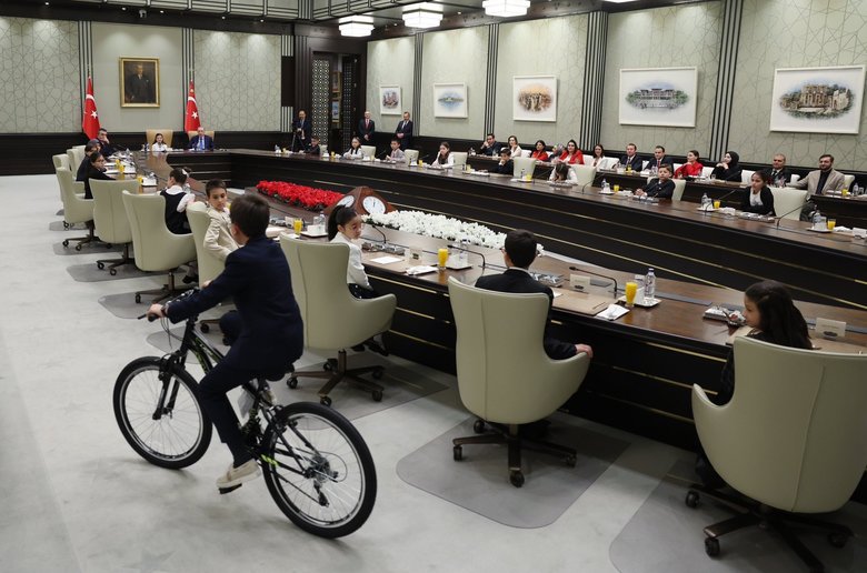 Başkan Erdoğan Cumhurbaşkanlığı Külliyesi’nde çocukları kabul etti