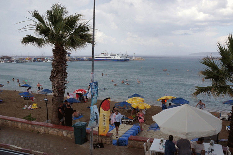 İzmir’de tatilcilere yağmur sürprizi