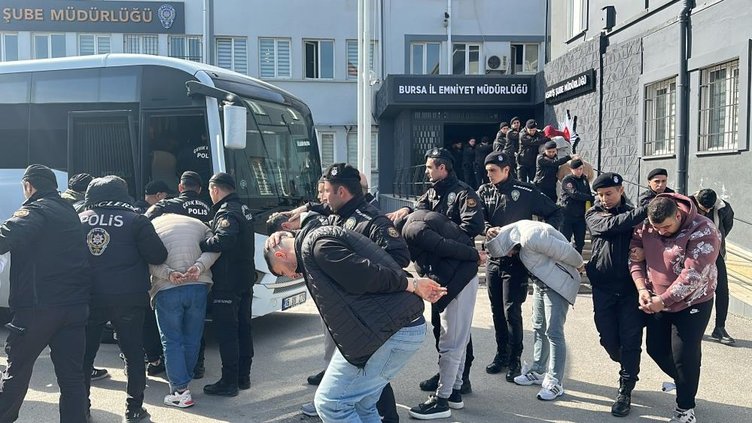 İzmir dahil 3 ilde fuhuş operasyonu: 25 kadın kurtarıldı