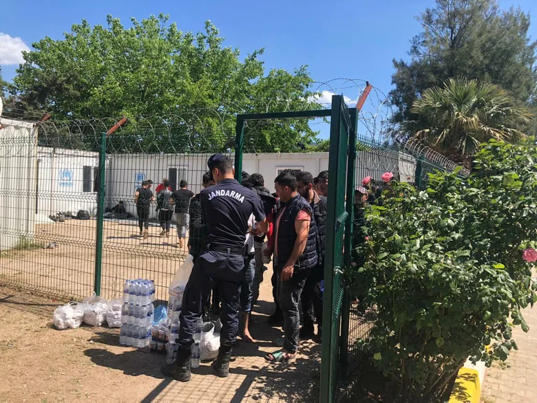 İzmir’de ekiplerden operasyon! 237 kaçak göçmen yakalandı