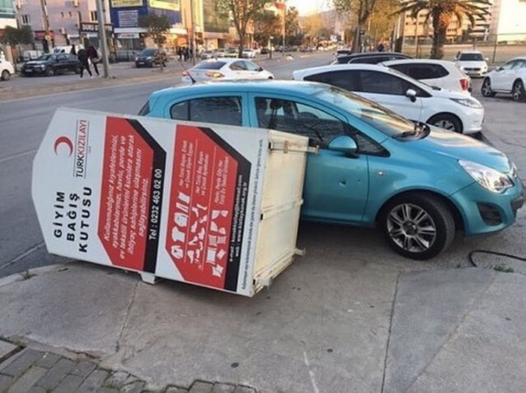 İzmir’de şiddetli rüzgar hayatı olumsuz etkiledi