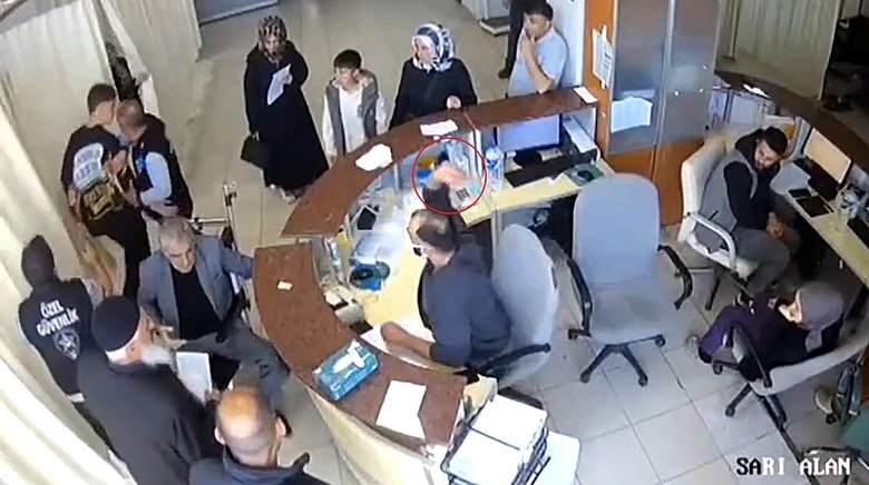 hastanede-skandal-goruntuler-engelli-hastaya-bagirip-hakaret-etti-geberirsin-insallah-1760960896193.jpg