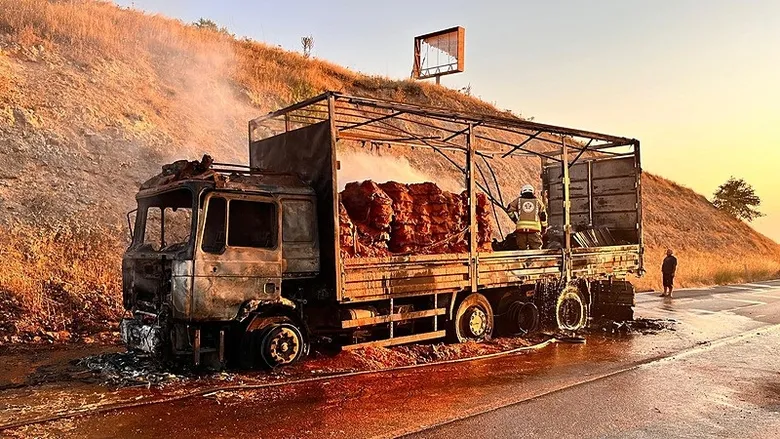 Manisa’da zamanla yarış! Yanan TIR’daki sürücü son anda kurtarıldı