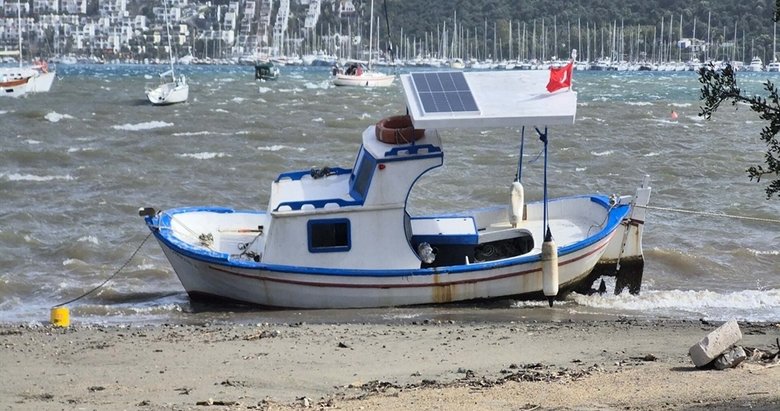 Bodrum’da fırtına: Ağaçlar devrildi, tekne karaya oturdu