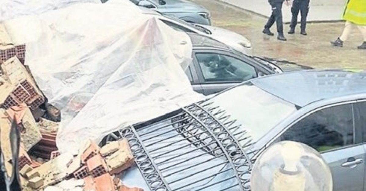 Duvarlar çöktü araçlar devrildi