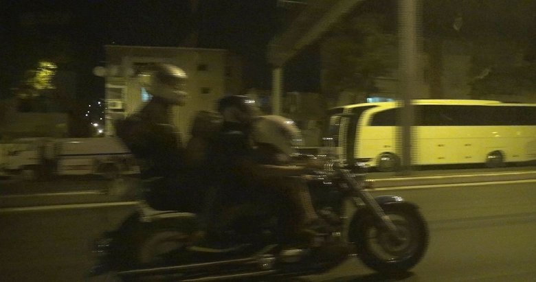 Bir motosiklete 4 kişi bindiler