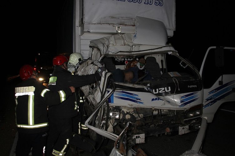 Manisa’da korkunç kaza! Kamyonet tıra mızrak gibi saplandı!
