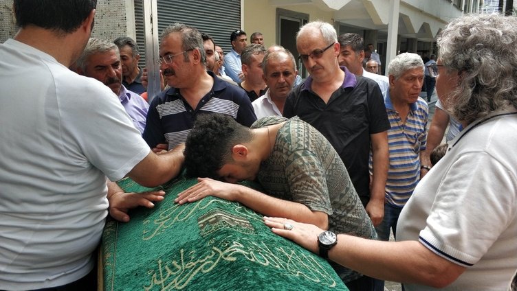 Oğlu öldürülen kaymakam gözyaşlarına engel olamadı