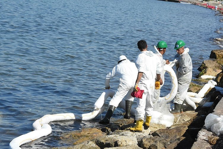 Foça’da, denizde kirliliğe neden olan firmaya 144 bin lira ceza