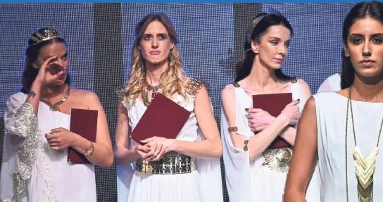 Tarih kokan defilede duygusal anlar