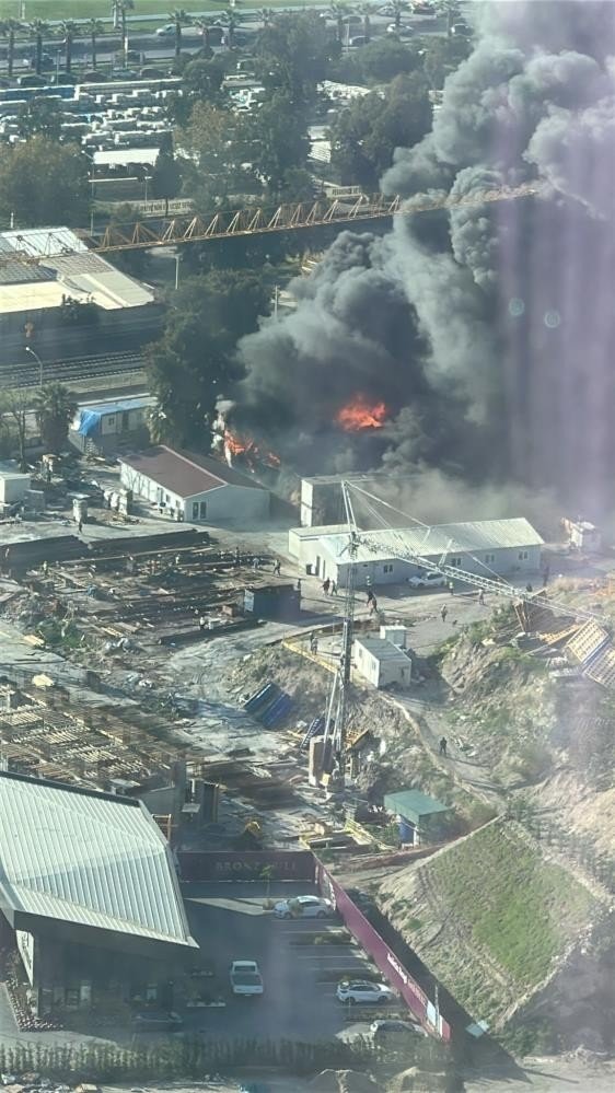 Son dakika: İzmir’de şantiyede yangın! Dumanlar gökyüzünü kapladı