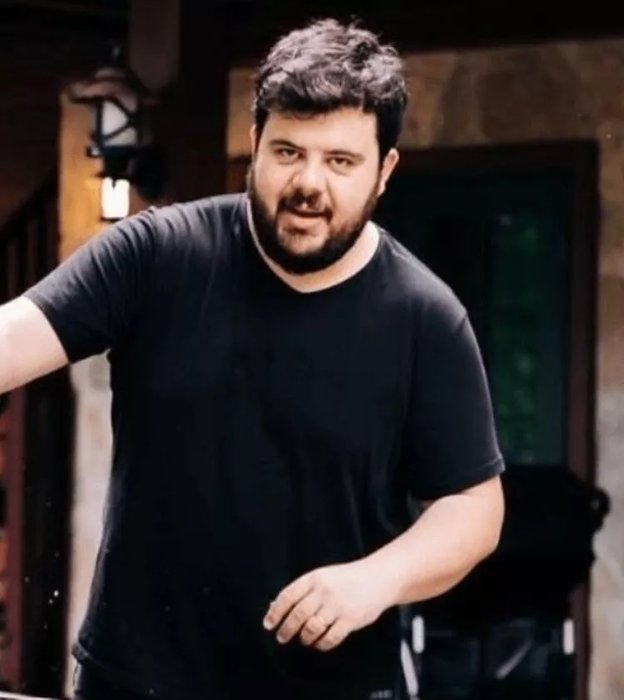 Eser Yenenler kendisini domuza benzeten karikatüristi affetmedi