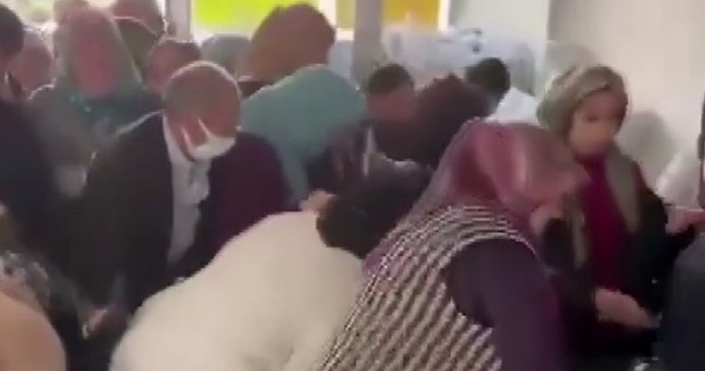 İzmir’de indirim izdihamında 2 kadın hastaneye kaldırıldı