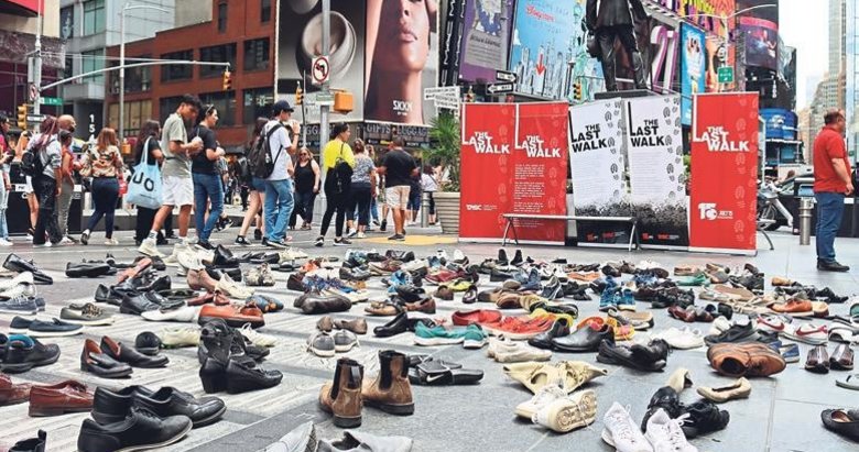 Times Meydanı’na 15 Temmuz şehitleri için 251 çift ayakkabı