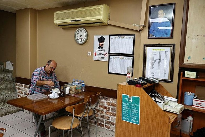 İzmir’de restoran ve kafeler kademeli normalleşme kapsamında müşteri kabul etmeye başladı