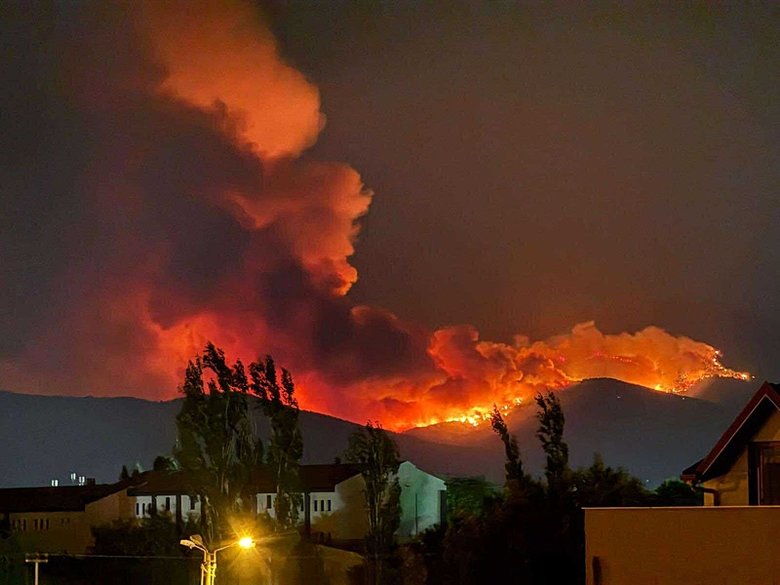 Bir yangın da Ödemiş’te: 3 mahalle tahliye edildi