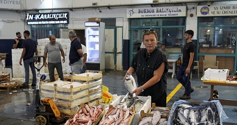 İzmir’de balık tezgahına kadın eli değdi!