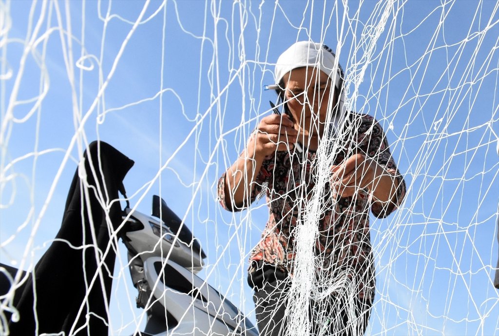 Muğla Bodrum’da kadınlar da balık ağı tamir ediyor