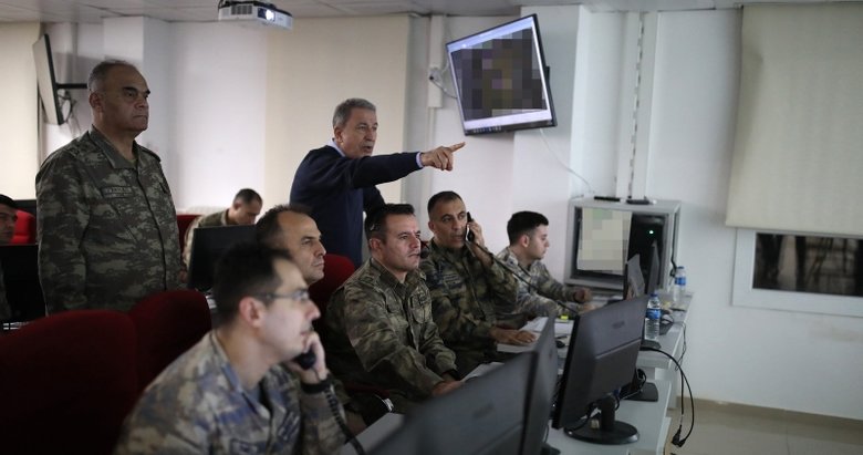 Milli Savunma Bakanı Hulusi Akar ve komutanlar sınırdaki Komuta Merkezi’nde
